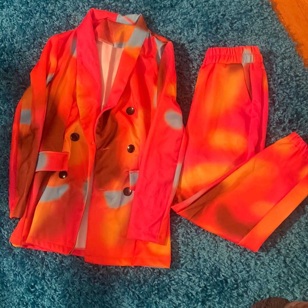 Pants suit
